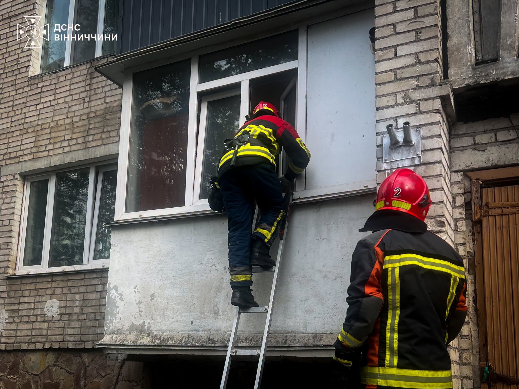 У Вінниці рятувальники деблокували квартиру з літньою жінкою, якій стало зле