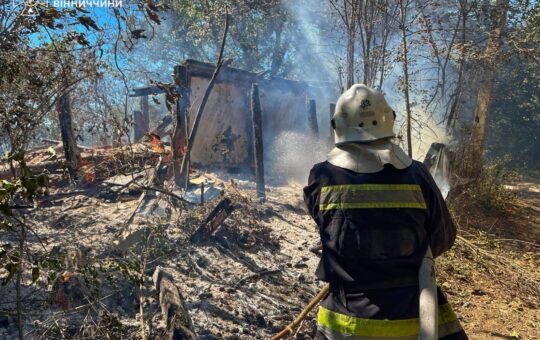 Три пожежі у житловому секторі Вінниччини: вогонь пошкодив будівлі та дрова