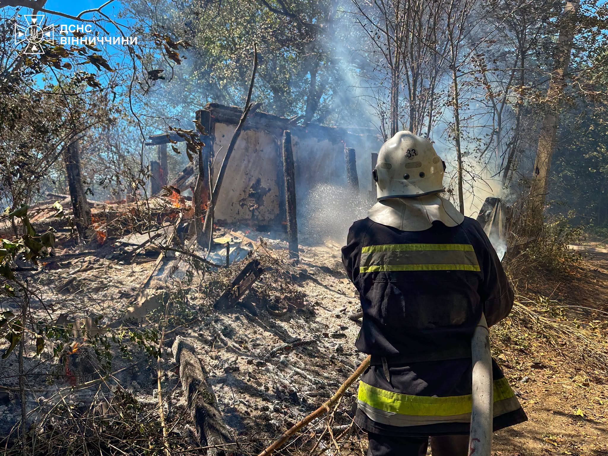 Три пожежі у житловому секторі Вінниччини: вогонь пошкодив будівлі та дрова