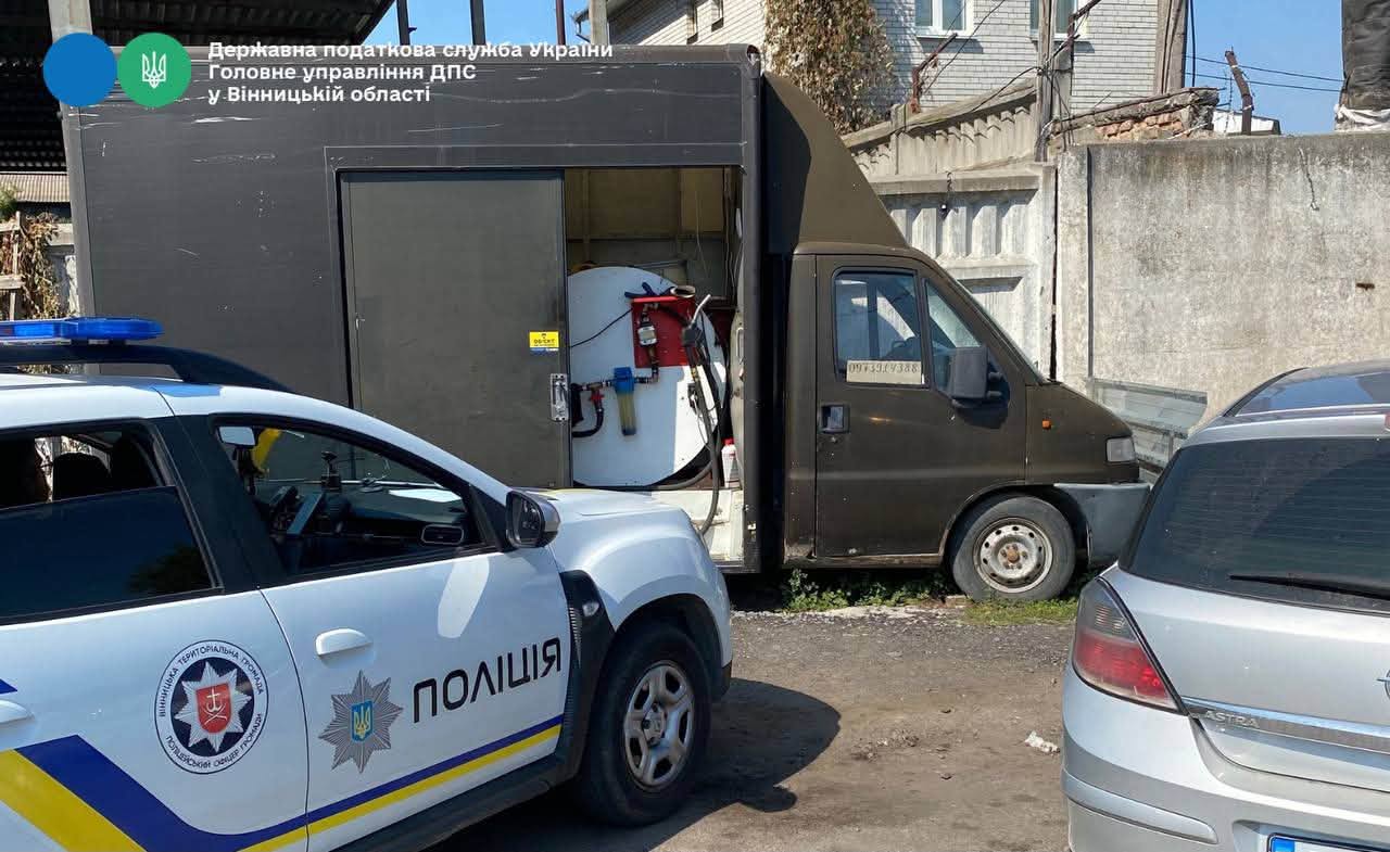 Без ліцензій та реєстрації: у Вінниці податківці спільно з поліцією викрили незаконну АЗС
