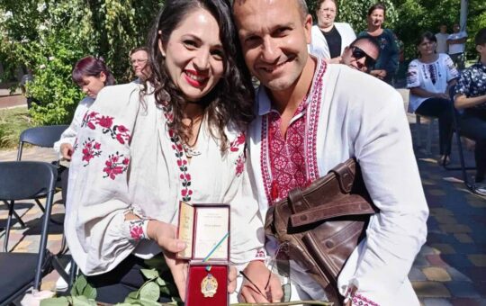 Виховують десятеро дітей: дружина вінницького міграційника отримала звання «Мати-героїня»