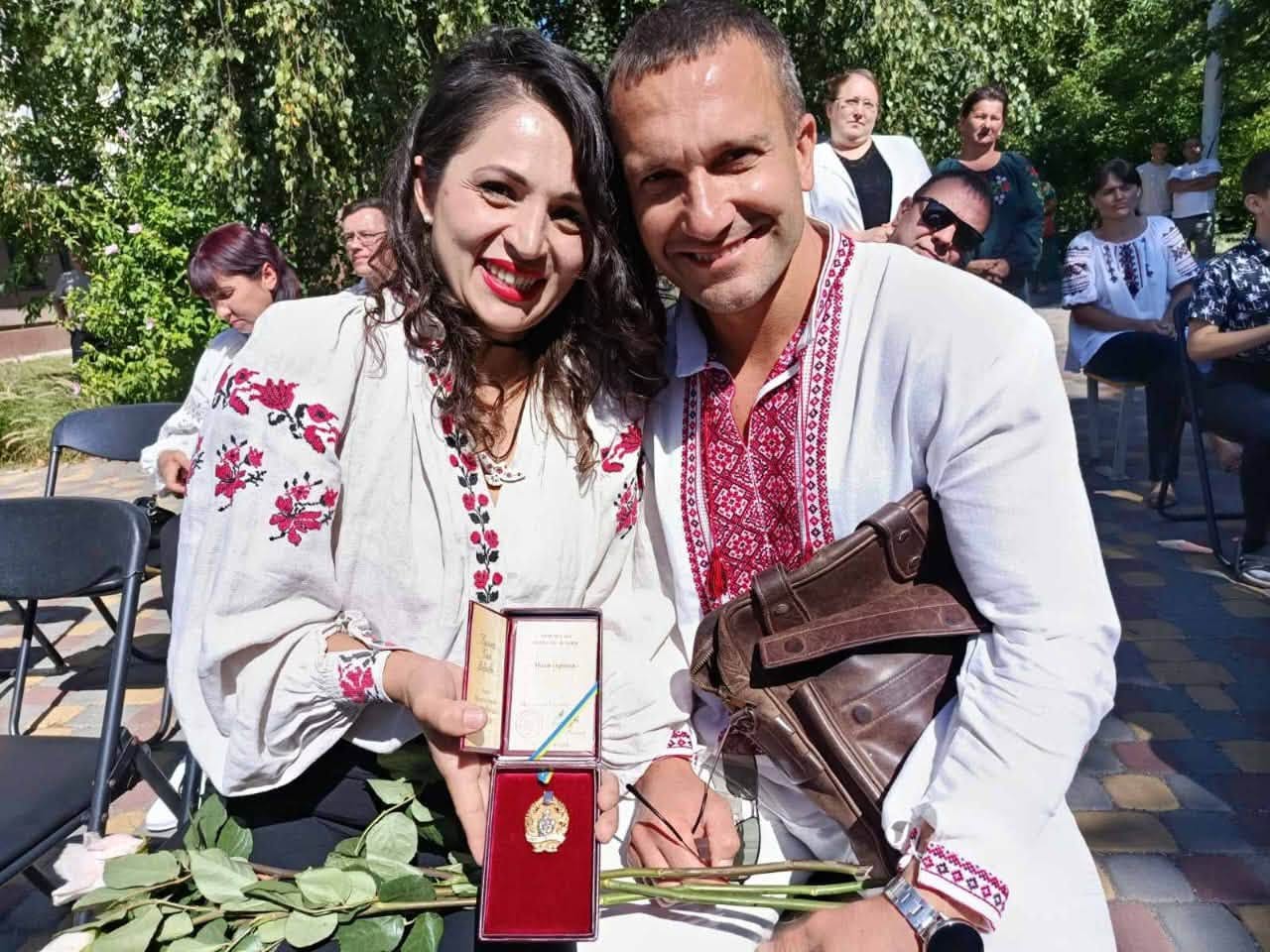 Виховують десятеро дітей: дружина вінницького міграційника отримала звання «Мати-героїня»