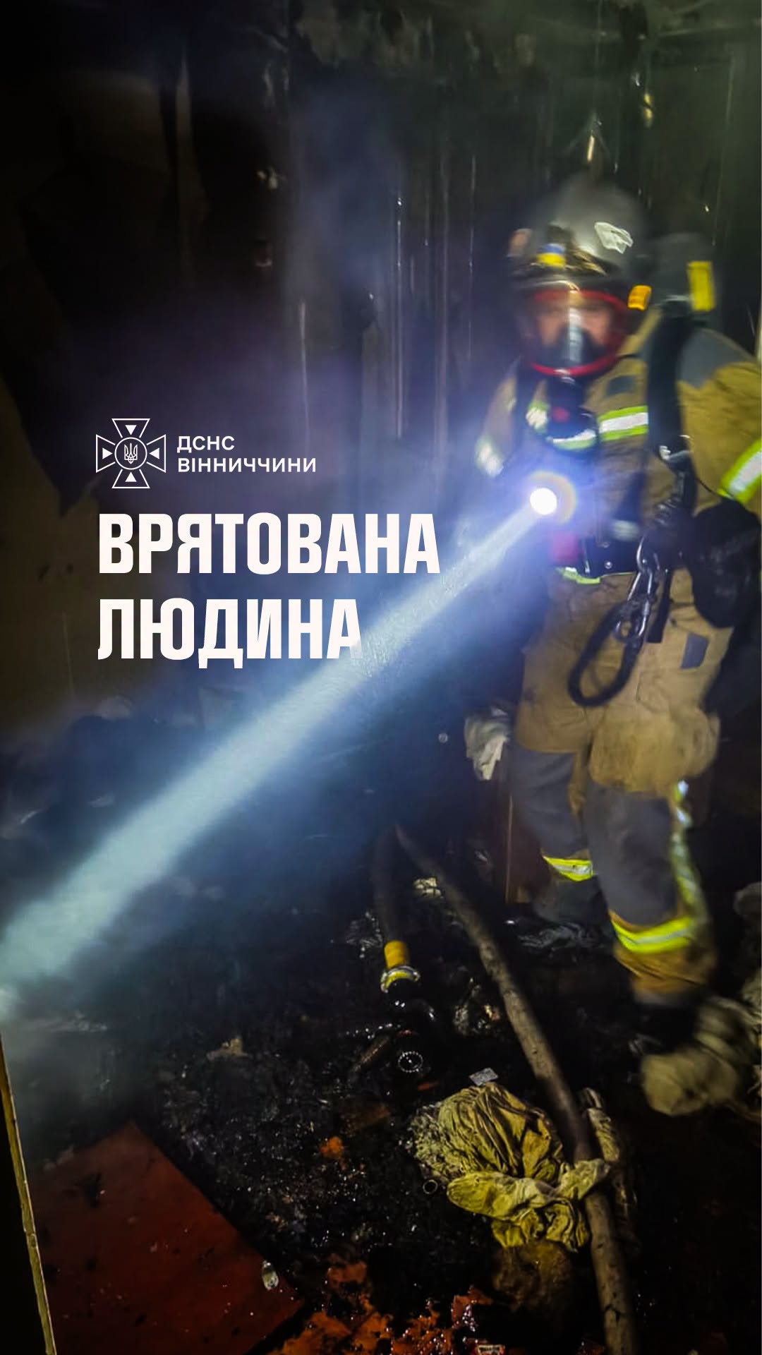 Ледь не загинув у задимленій квартирі: на проспекті Космонавтів рятувальники винесли з вогню 48-річного чоловіка