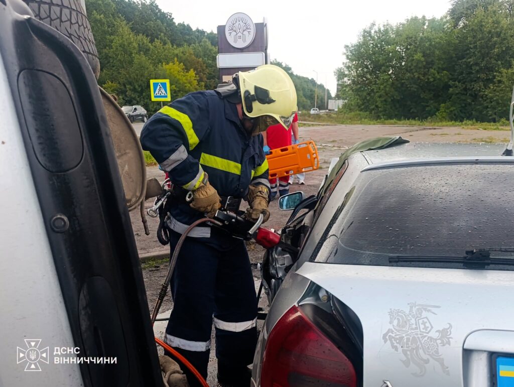 ДТП поблизу Сокиринців: одну з водійок затисло в салоні
