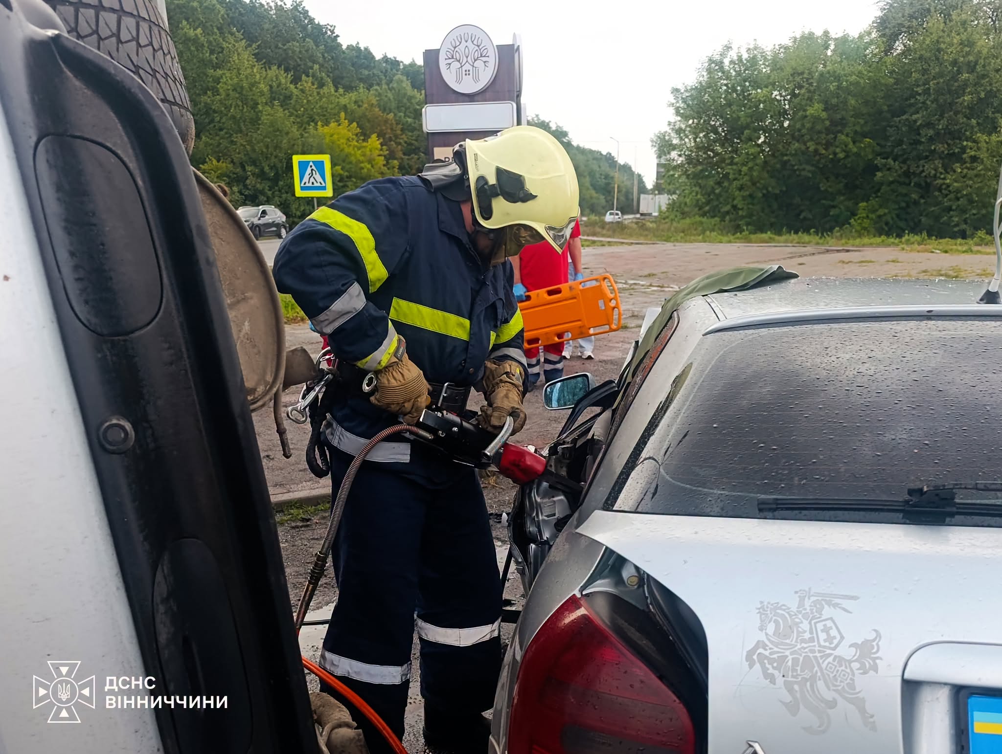 ДТП поблизу Сокиринців: одну з водійок затисло в салоні