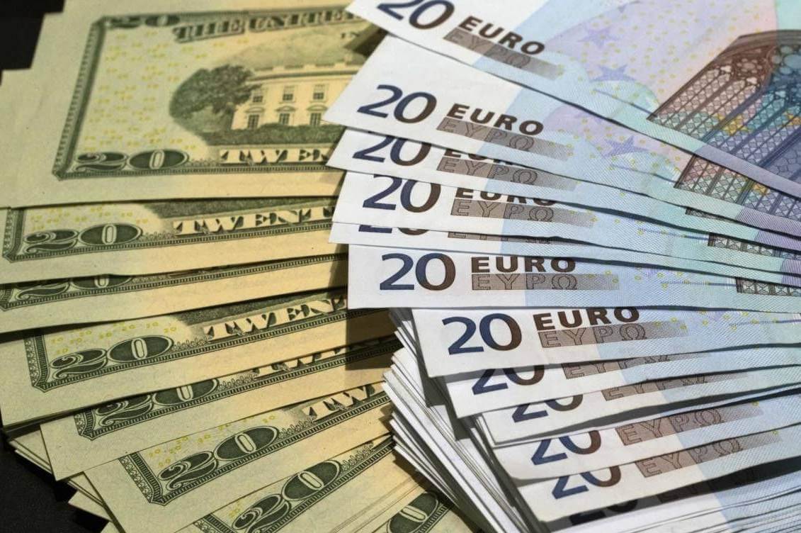 Долар і євро знову дешевшають: курс валют на 14 серпня