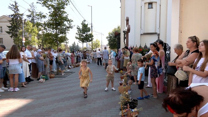 Яблучний Спас за новим календарем: у Вінниці біля Спасо-Преображенського собору освятили кошики
