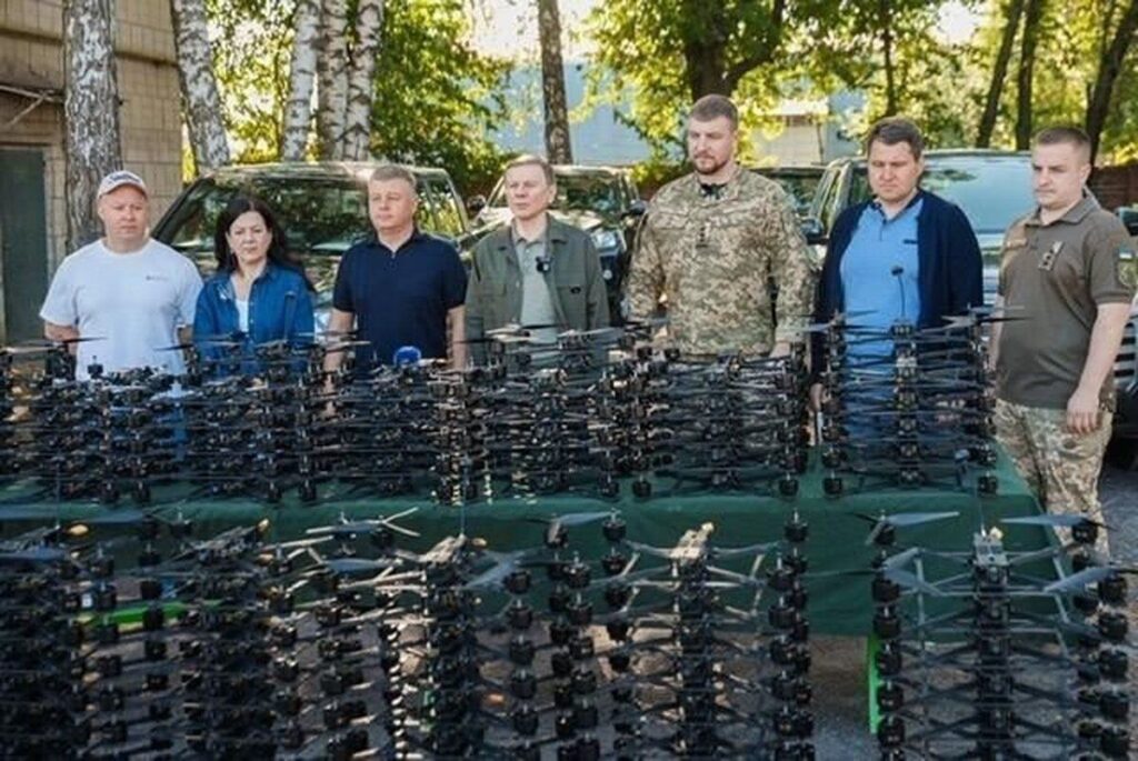 Чотири пікапи та 200 FPV-дронів Міжрегіональний координаційний гуманітарний штаб передав 120-й бригаді ТрО