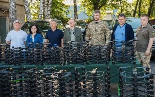Чотири пікапи та 200 FPV-дронів Міжрегіональний координаційний гуманітарний штаб передав 120-й бригаді ТрО