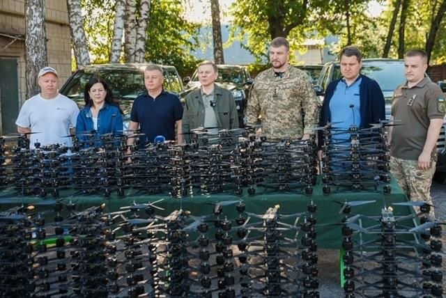 Чотири пікапи та 200 FPV-дронів Міжрегіональний координаційний гуманітарний штаб передав 120-й бригаді ТрО
