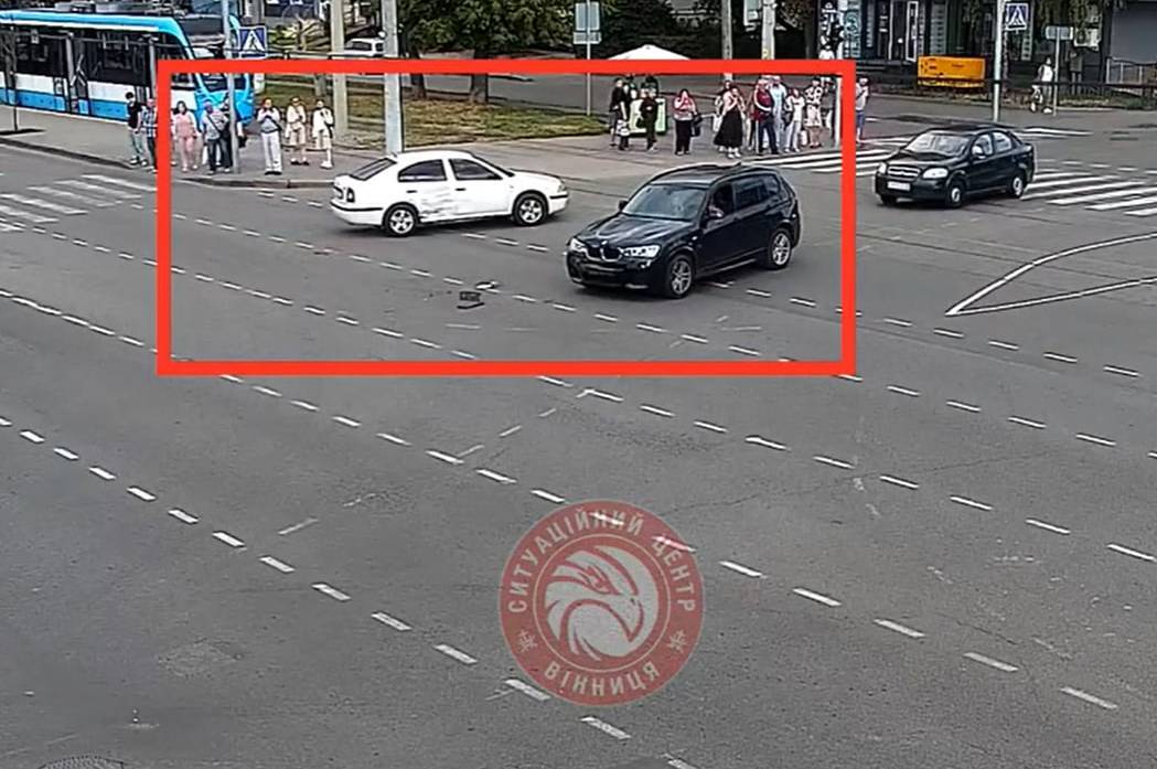 У Вінниці на перехресті Пирогова та Зодчих зіткнулися Skoda і BMW