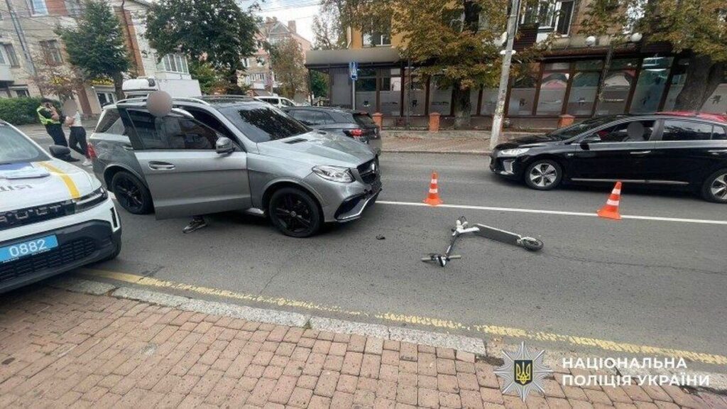 У Вінниці зіткнулися Mercedes та електросамокат: подробиці