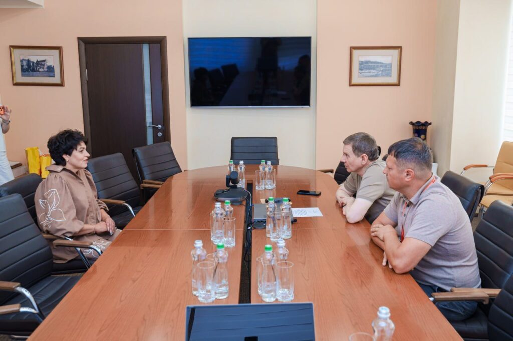 У Вінниці блогерка власноруч оновила дитячий майданчик свого дитинства