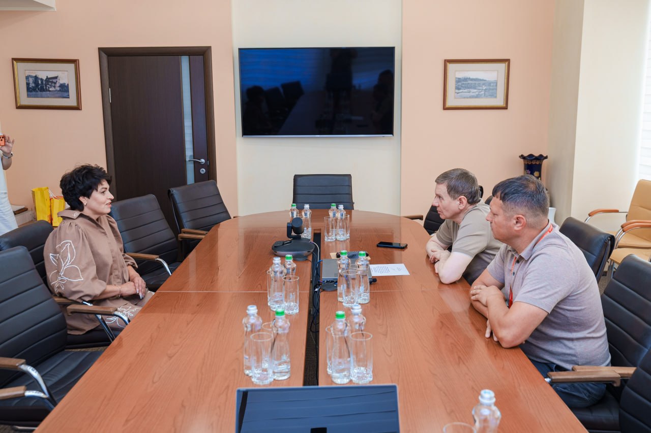 У Вінниці блогерка власноруч оновила дитячий майданчик свого дитинства