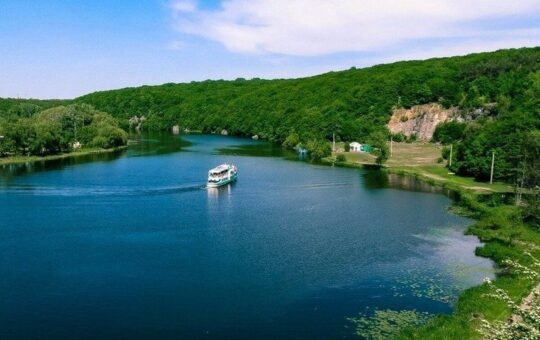 У Вінниці зацвів Південний Буг: екологи розповіли про стан води