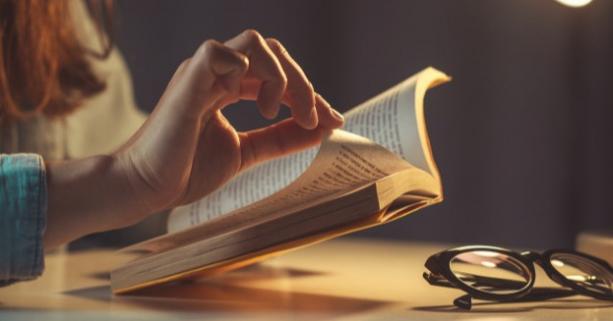 Читання допомагає знизити стрес і розвиває пам’ять: чому варто читати книги щодня