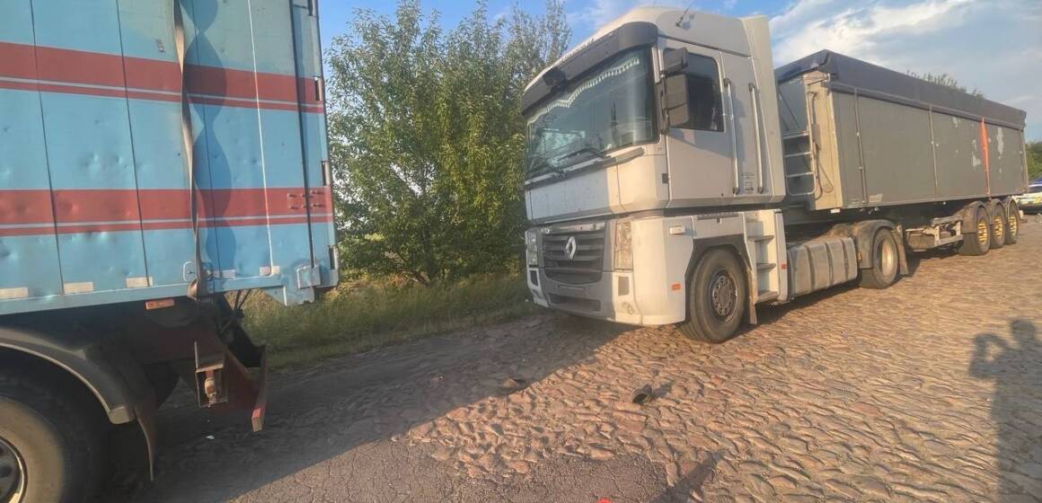 Смертельна ДТП на Вінниччині: 19-річного водія затиснуло між вантажівками