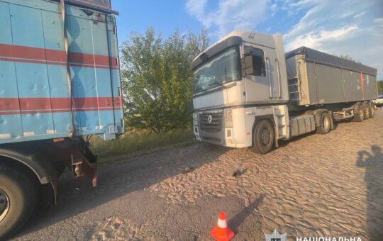 Смертельна ДТП на Вінниччині: 19-річного водія затиснуло між вантажівками