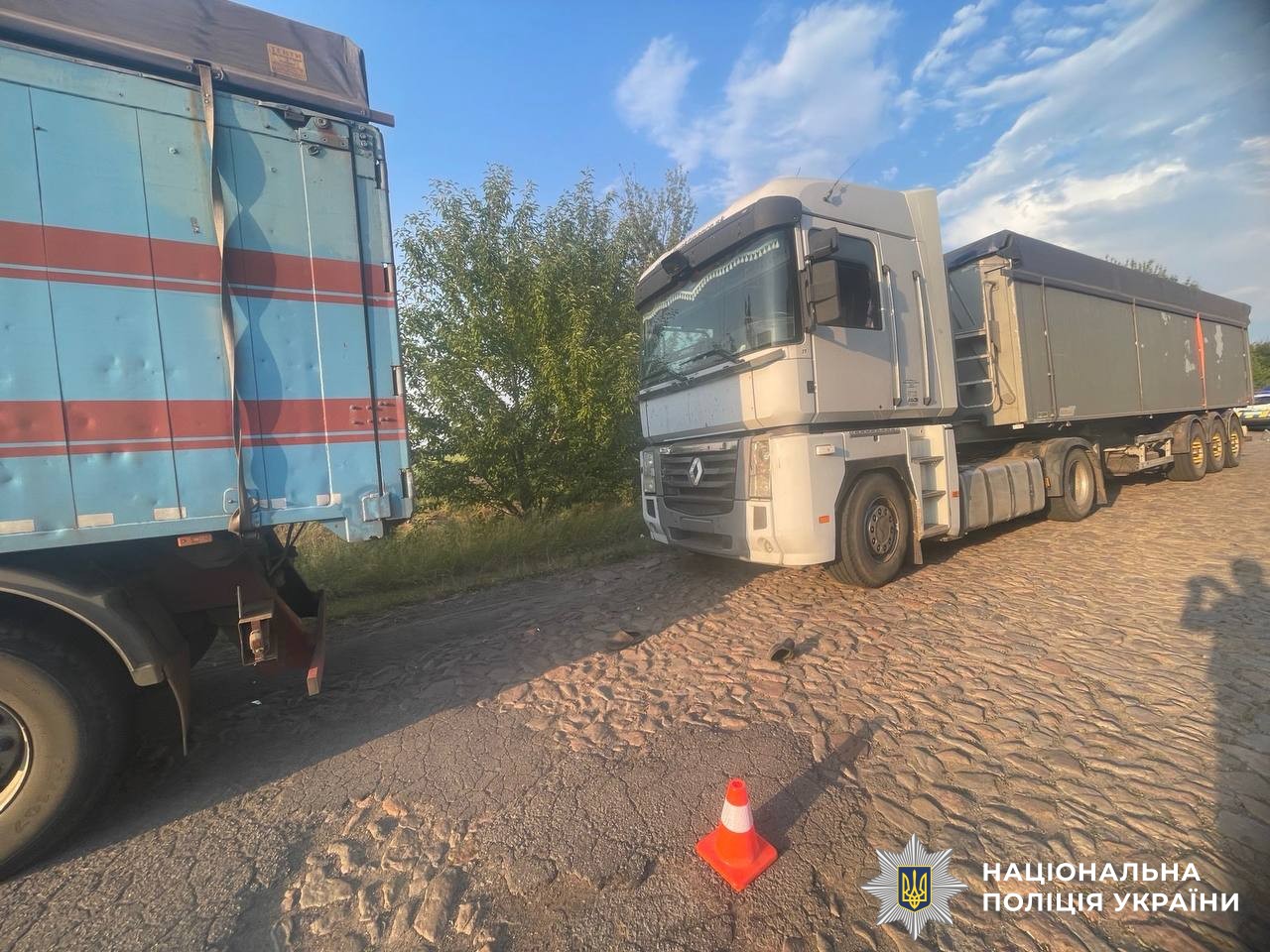 Смертельна ДТП на Вінниччині: 19-річного водія затиснуло між вантажівками