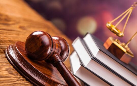 Били металевою палицею по голові: на Вінниччині прокуратура вимагає суворішого покарання для жінки за знущання з літньої