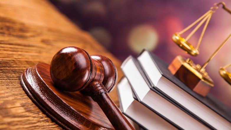 Били металевою палицею по голові: на Вінниччині прокуратура вимагає суворішого покарання для жінки за знущання з літньої матері
