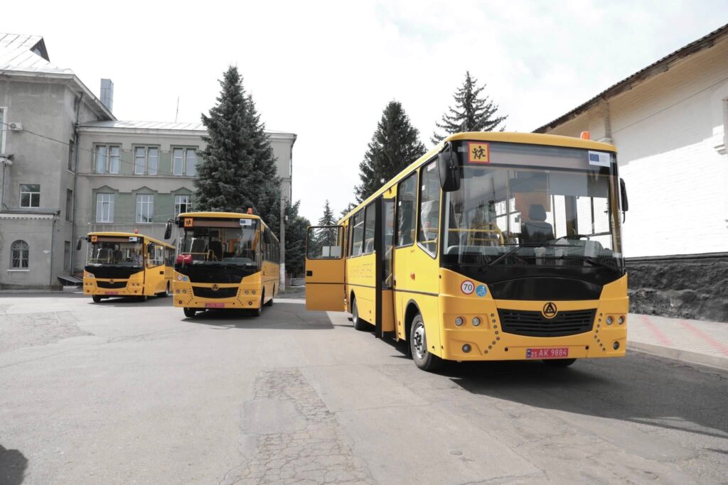 Інклюзивні автобуси передали трьом громадам Вінниччини