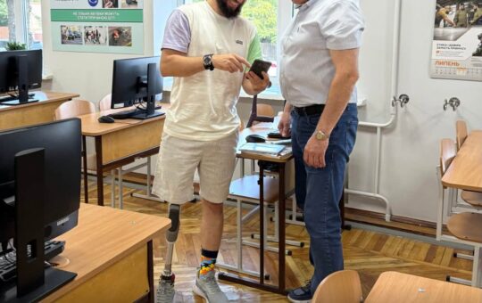 Ветеран із Хмельницького опановує водіння у вінницькій «Безбар’єрній автошколі»