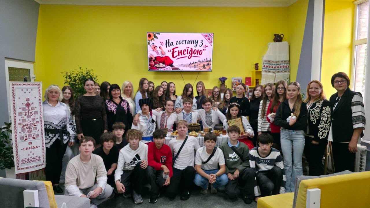 У вінниці презентували гастрономічний рушник. В його орнамент інтегровано вишиті QR-коди на 12 відеорецептів автентичних страв