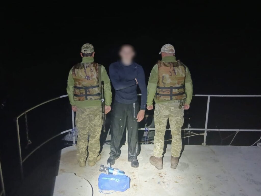 Прикордонники Могилів-Подільського загону затримали 30-річного чоловіка, який намагався незаконно перетнути кордон на акваскутері