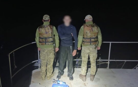 Прикордонники Могилів-Подільського загону затримали 30-річного чоловіка, який намагався незаконно перетнути кордон на акваскутері