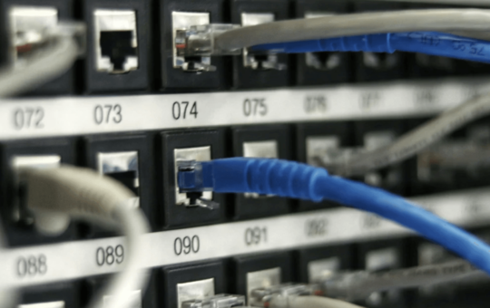 Для захисту державних IT-систем від ракетних ударів та кібератак Уряд виділив із резервного фонду 518,3 млн грн. Прем'єр-міністр Корецький повідомив, що ці кошти спрямують на: