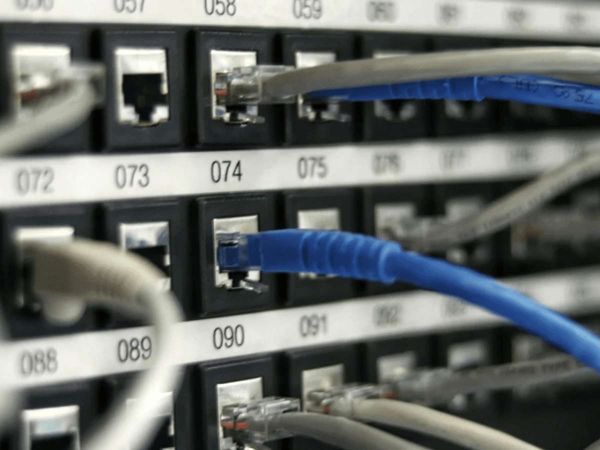 Для захисту державних IT-систем від ракетних ударів та кібератак Уряд виділив із резервного фонду 518,3 млн грн. Прем'єр-міністр Корецький повідомив, що ці кошти спрямують на: