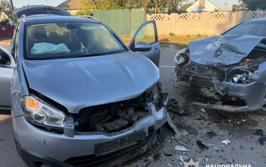 Дві аварії за добу на Гніванщині: у зіткненнях автівок та мотоцикла постраждали троє людей, серед них — дитина