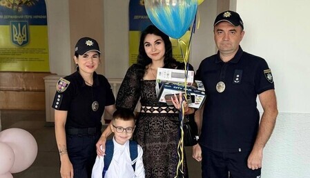Без батьківської руки, але з підтримкою: поліцейські провели дітей Героїв до першого класу