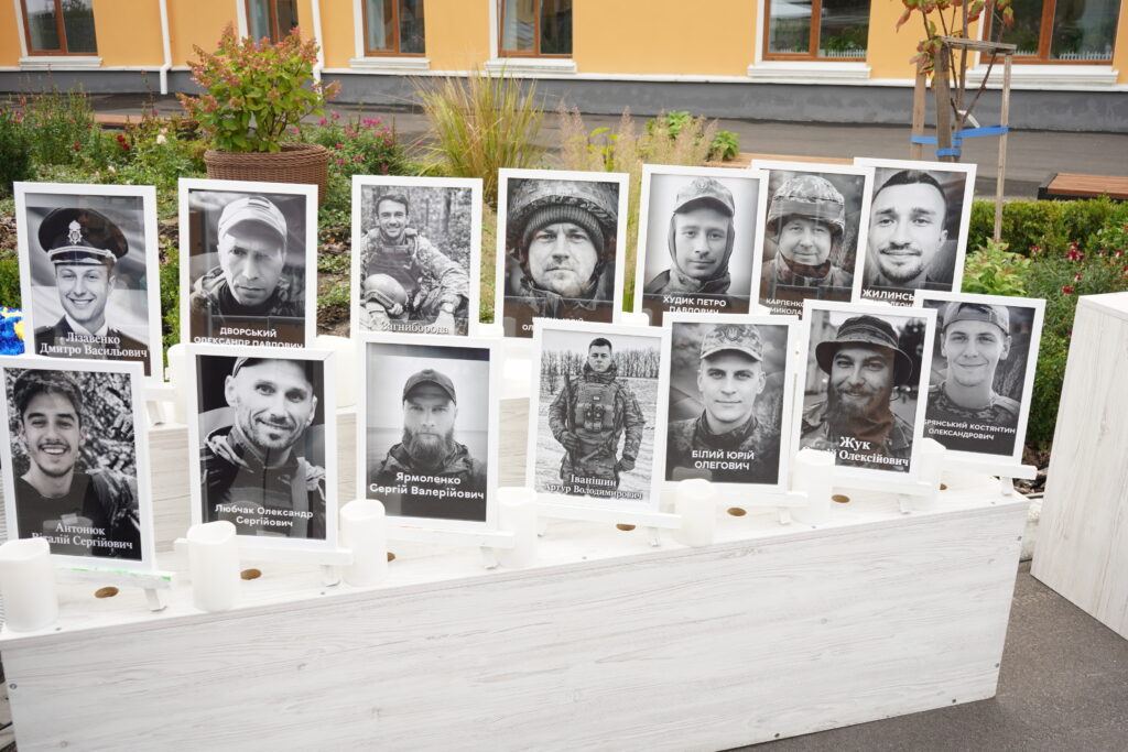 Знак пам'яті випускників Героїв 2 ліцею (29)