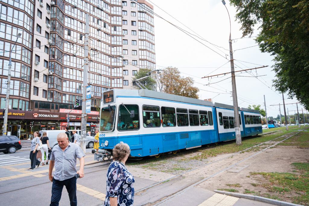 Трам з низькою секцією