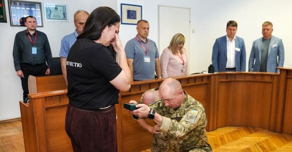 матері загиблого прикордонника Едема Алієва передали медаль «Хрест Честі» (2) (1) (1)