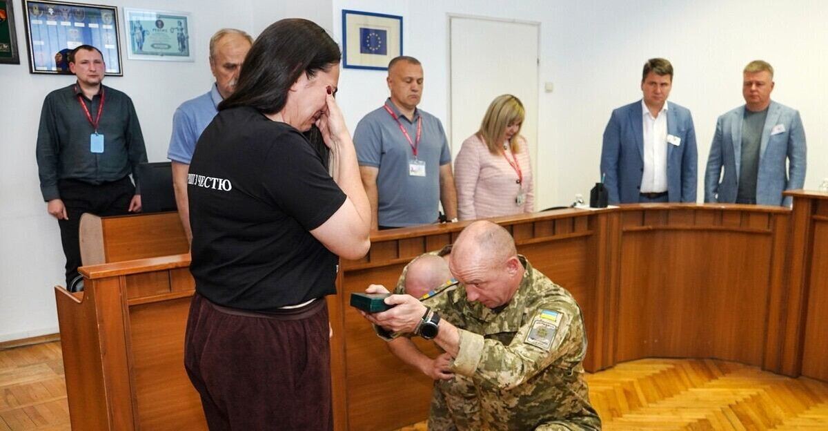 матері загиблого прикордонника Едема Алієва передали медаль «Хрест Честі» (2) (1) (1)