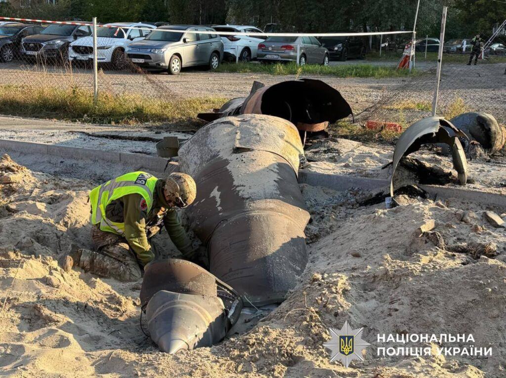 Жертви, руйнування та 161 збита ціль: наслідки масованої нічної атаки ворога Лід: У ніч на 7 жовтня Україна зазнала чергового масованого обстрілу балістичними, крилатими ракетами та ударними дронами. Сили оборони знешкодили 161 повітряну ціль, однак внаслідок ударів по житлових і промислових об'єктах є загиблі та постраждалі мирні жителі.