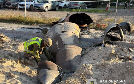 Жертви, руйнування та 161 збита ціль: наслідки масованої нічної атаки ворога Лід: У ніч на 7 жовтня Україна зазнала чергового масованого обстрілу балістичними, крилатими ракетами та ударними дронами. Сили оборони знешкодили 161 повітряну ціль, однак внаслідок ударів по житлових і промислових об'єктах є загиблі та постраждалі мирні жителі.