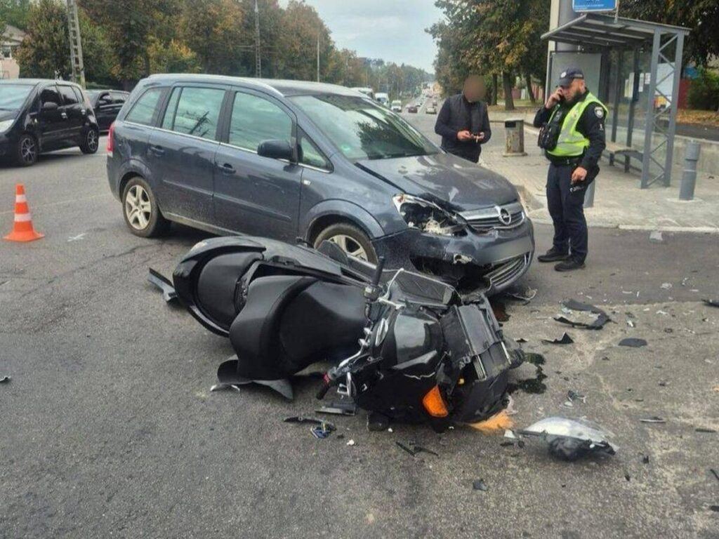 ДТП у Вінниці на Хмельницькому шосе: легковик зіткнувся з мотоциклом, постраждав неповнолітній