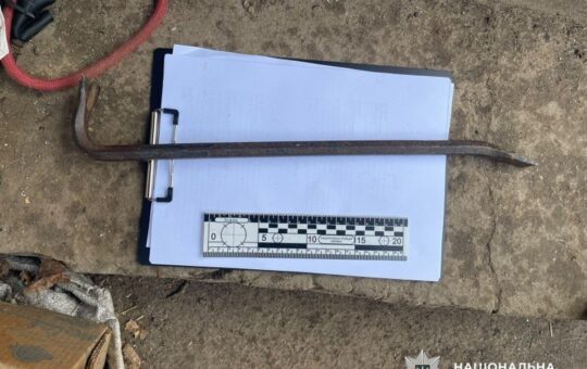 Зламав двері та виніс золото на 120 тисяч: у Ямполі поліція затримала серійного крадія