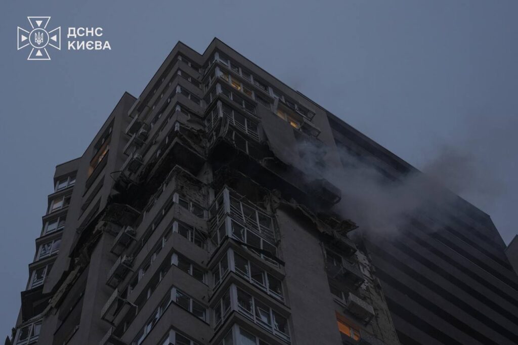 Удар по багатоповерхівці в Києві, пожежі в гіпермаркетах та руйнування: наслідки атаки РФ 21 жовтня
