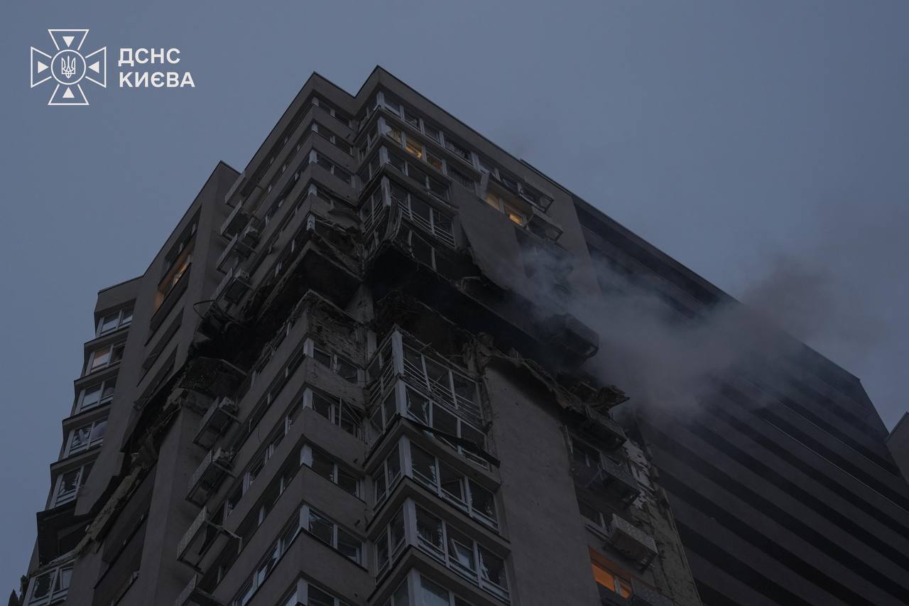 Удар по багатоповерхівці в Києві, пожежі в гіпермаркетах та руйнування: наслідки атаки РФ 21 жовтня