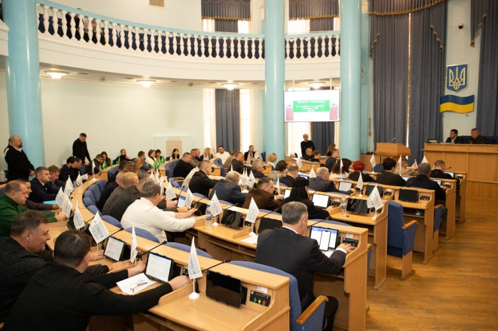 Підтримка ЗСУ, нові медавтомобілі та зміни до нагород: підсумки 86-ї сесії Вінницької обласної ради 30 жовтня відбулося засідання 86-ї сесії Вінницької обласної Ради. Депутати розглянули 24 питання порядку денного, що стосувалися підсилення Сил оборони, медичного забезпечення громад, управління комунальним майном та оновлення обласних відзнак. Ключові рішення 86-ї сесії: Підтримка Сил безпеки й оборони: Ухвалено чергову низку рішень для допомоги українським військовим. Спецавтомобілі для медиків: Турбівській, Уланівській, Козятинській та Шаргородській громадам передали спеціалізовані автомобілі Peugeot Boxer для оперативного надання медичної допомоги. Зміни до Почесної відзнаки «За заслуги перед Вінниччиною»: Положення актуалізували з урахуванням умов воєнного стану, виокремивши внесок у захист державності, суверенітету, зміцнення обороноздатності та економічне відновлення країни. Відтепер номінантами можуть бути також іноземці та особи без громадянства. Визначено нові терміни подачі клопотань: до Дня Незалежності України — до 1 квітня, в інших випадках — не пізніше ніж за 30 днів до дати нагородження. Інформаційний центр та майно: Погоджено створення Вінницького обласного інформаційного центру, внесено зміни до статутів комунальних закладів та ухвалено рішення щодо управління майном спільної власності громад. Кадрові питання: Обрано представників громадськості до складу поліцейської комісії Управління патрульної поліції у Вінницькій області.