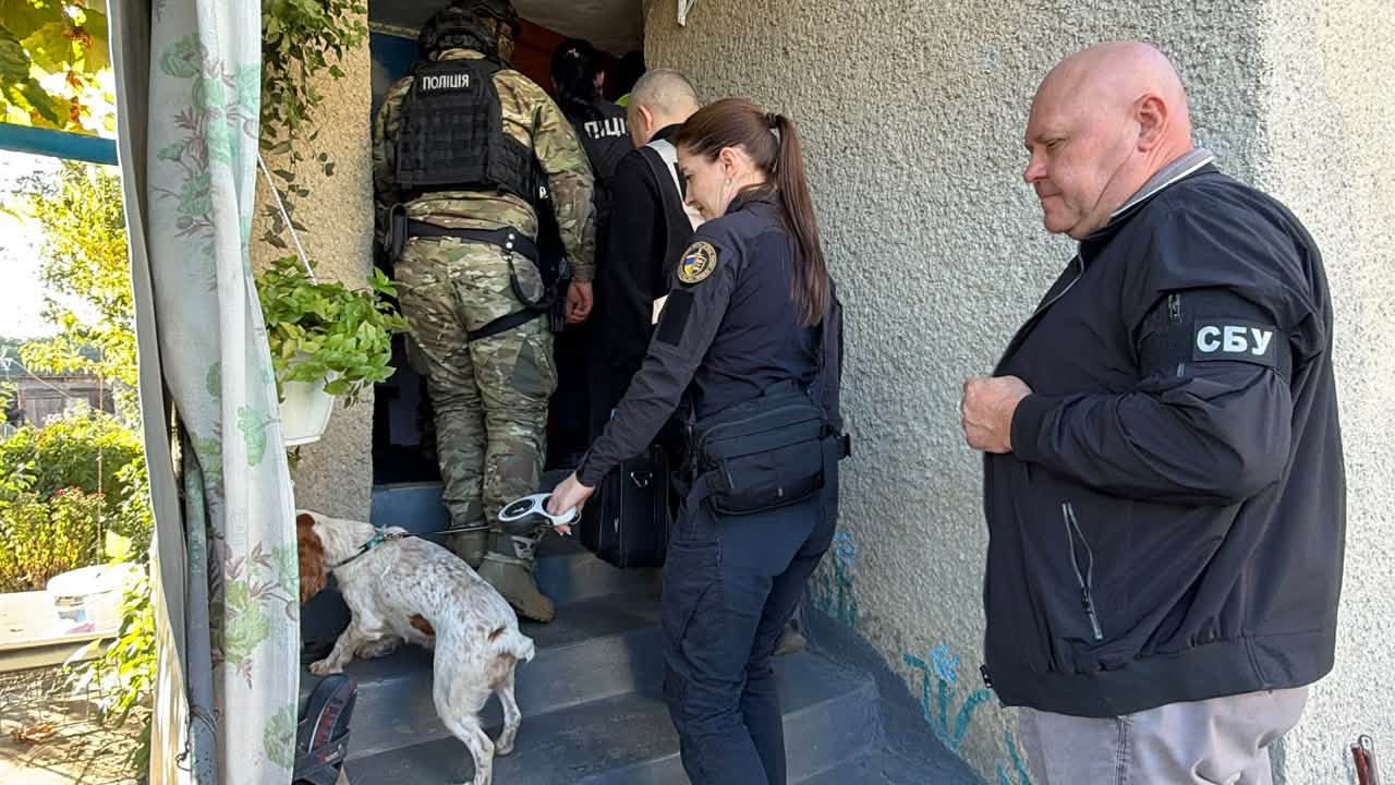 Службова собака Вінницької митниці допомогла викрити чоловіка, який збував зброю та боєприпаси