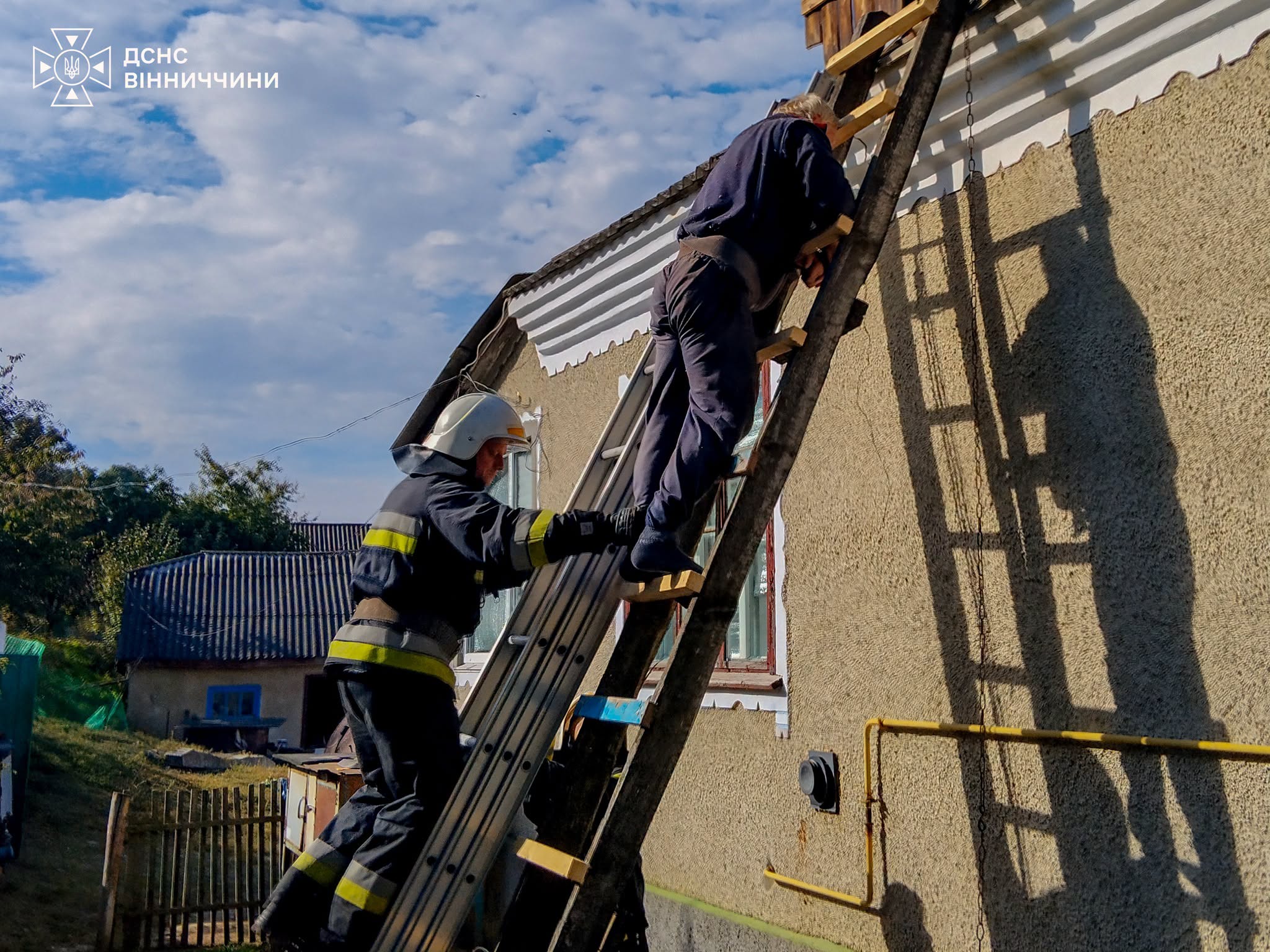 Допомагали надзвичайники: на Вінниччині рятувальники двічі за добу виїжджали на допомогу літнім людям