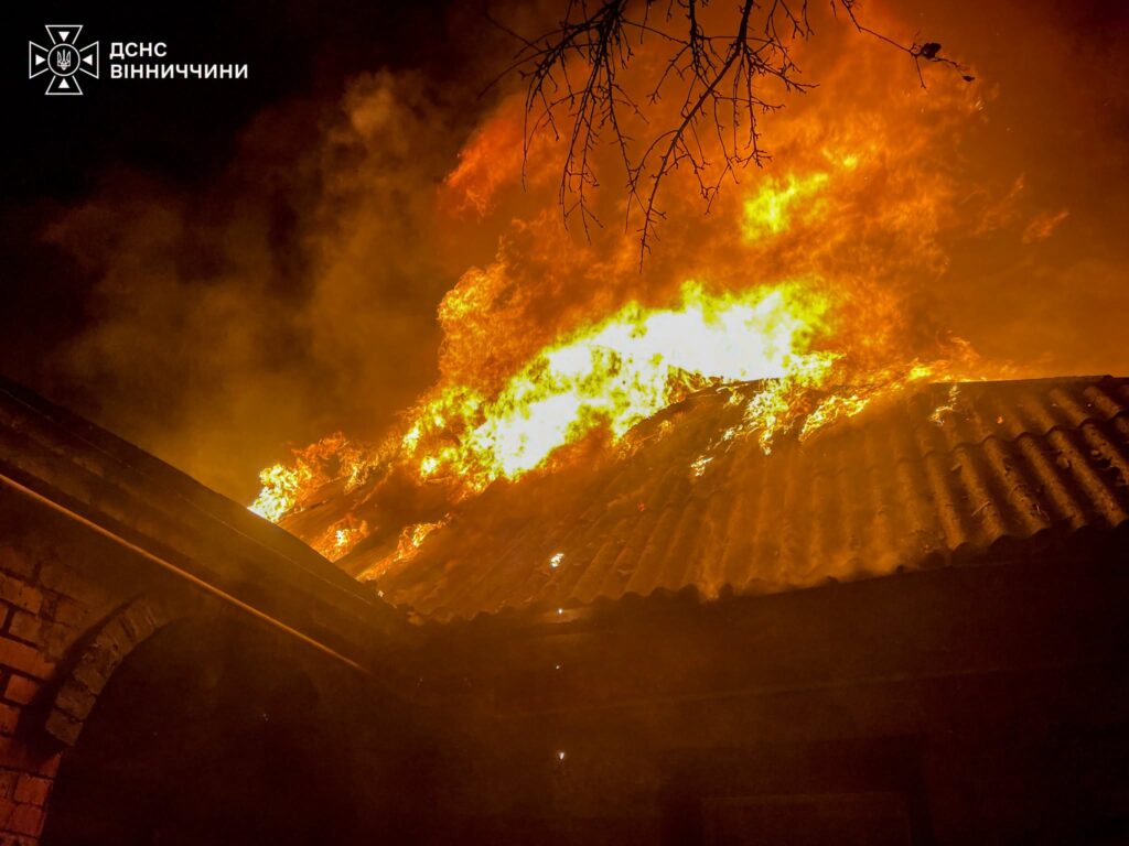 Шість пожеж за добу: на Вінниччині рятувальники гасили житлові будинки, підприємство та клуб