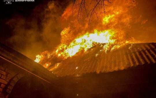 Шість пожеж за добу: на Вінниччині рятувальники гасили житлові будинки, підприємство та клуб