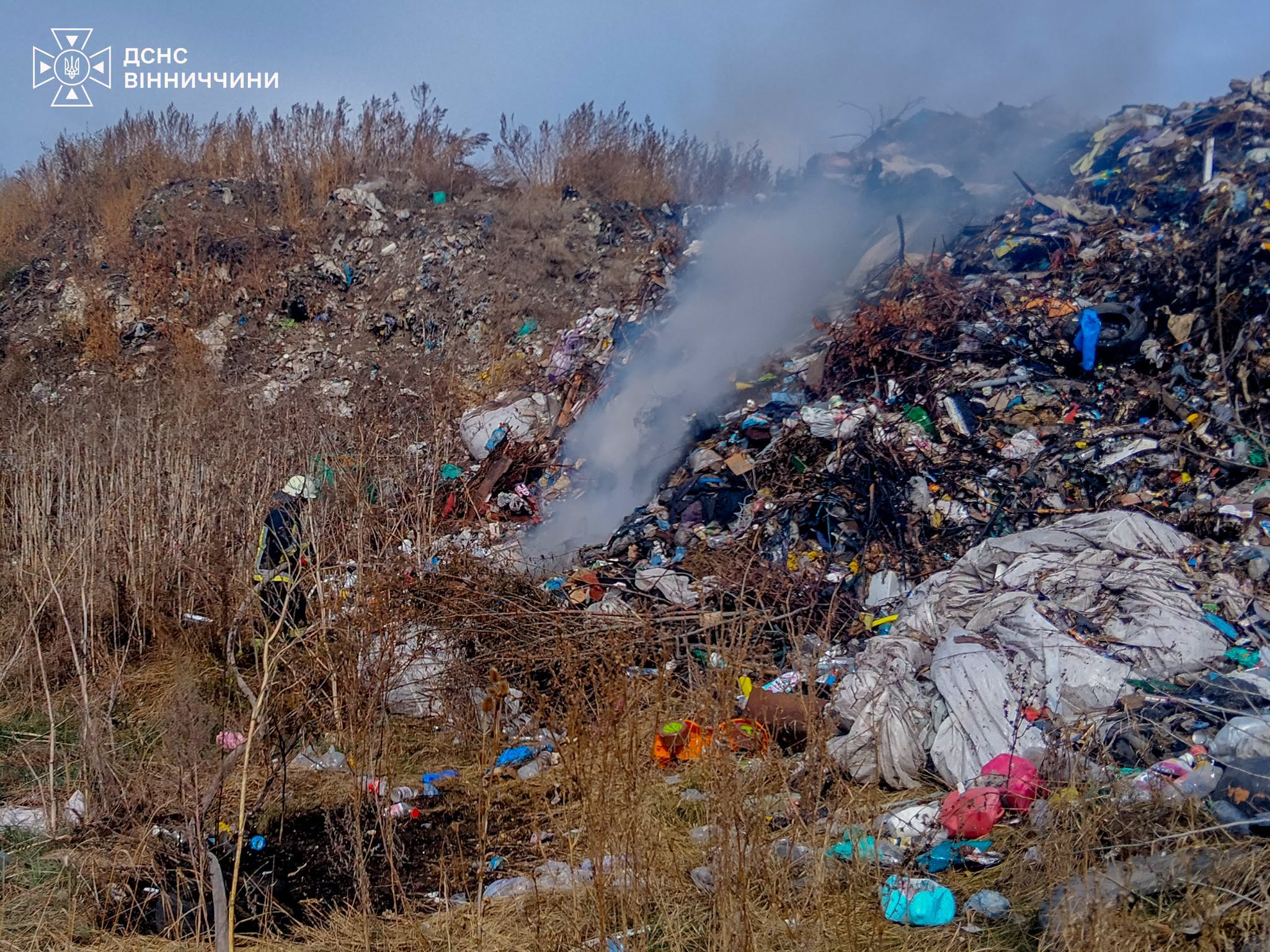 Шість пожеж за добу на Вінниччині: рятувальники ліквідували загоряння в житловому секторі та на відкритих територіях